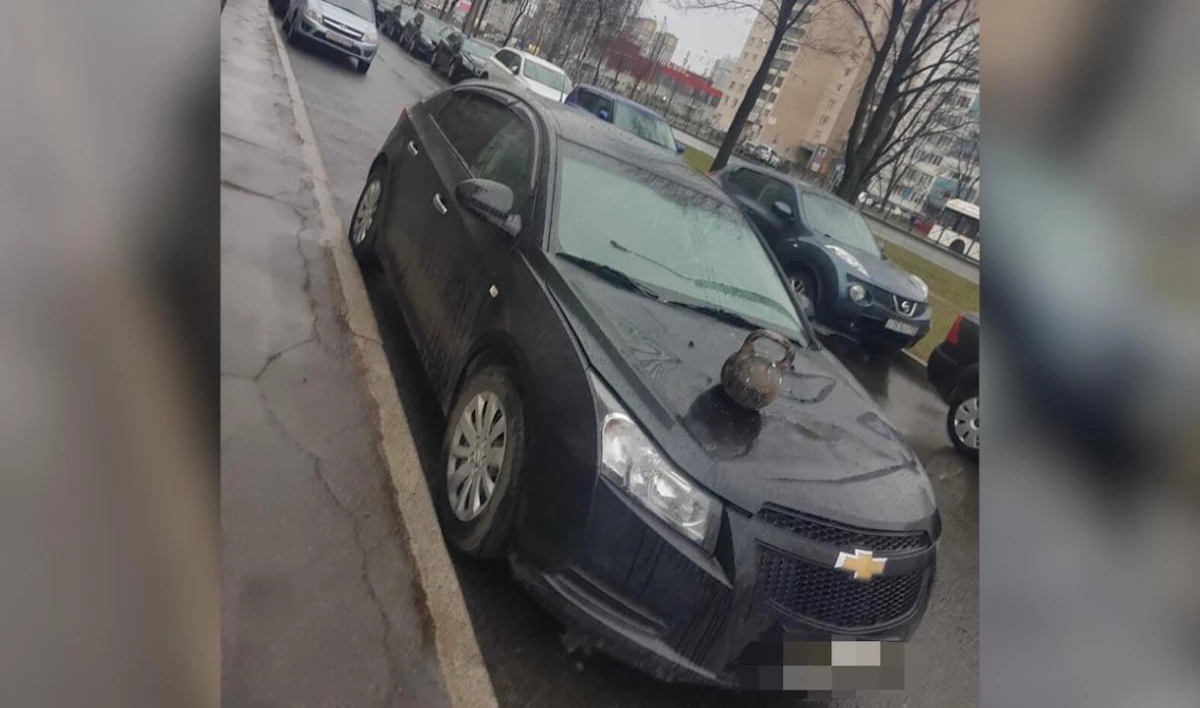 В Петербурге задержали мужчину, который повредил автомобиль бывшей жены гирей - tvspb.ru