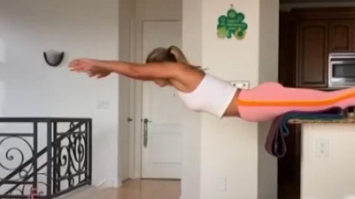 Плавание на суше. Юлия Ефимова показала, как тренироваться на кухне