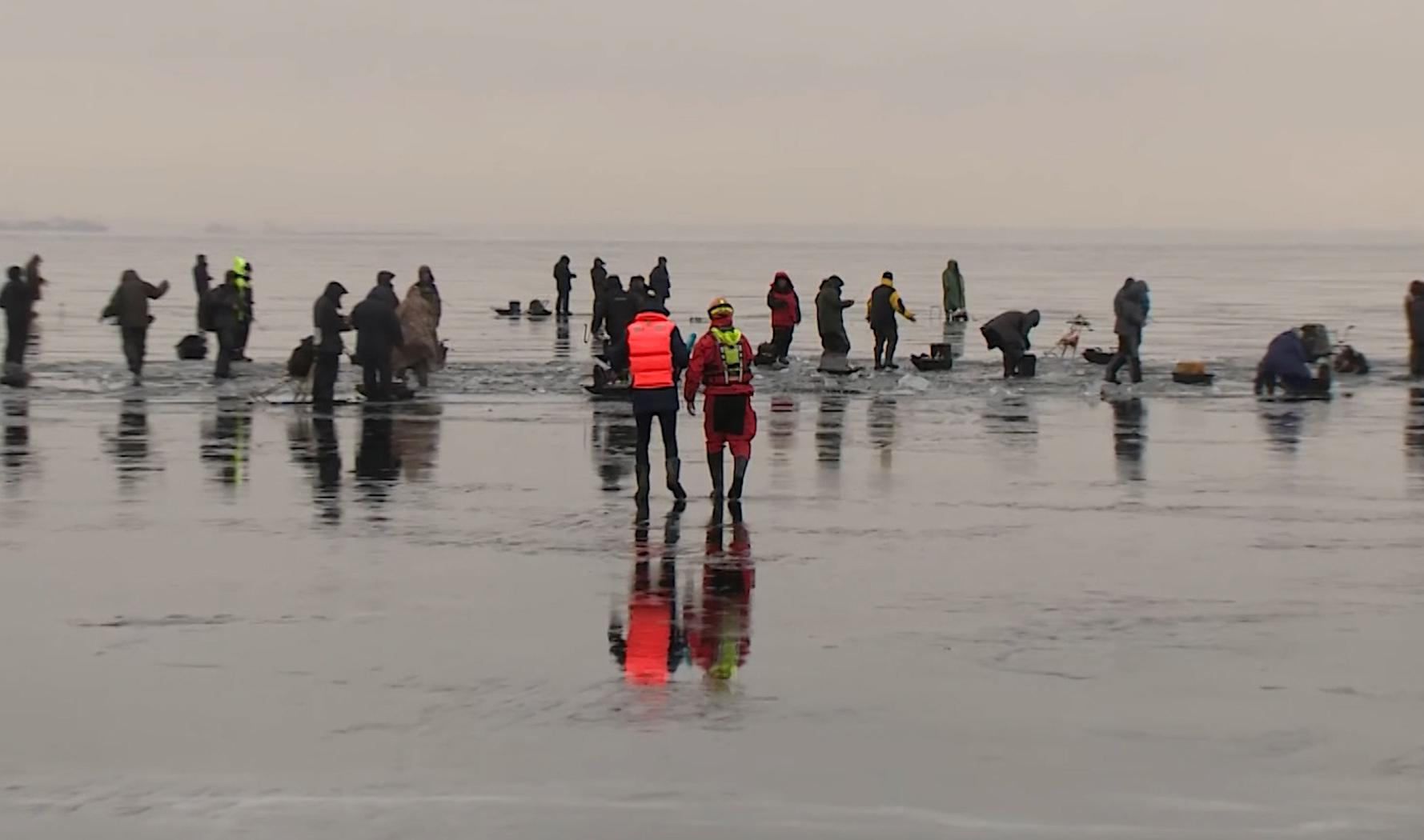 лед на финском заливе. репино фото финского залива лето 2021. ленин на льду финского залива. рыбаки на льду спб. рыбаки на льдине.