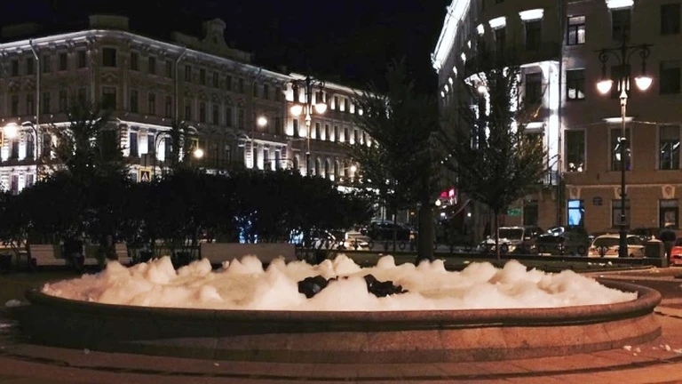 Хулиганы залили моющее средство в фонтан на Манежной площади - tvspb.ru