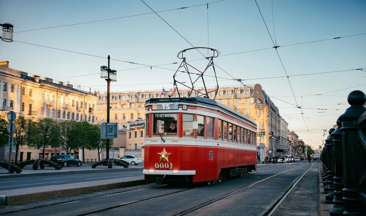 В Ночь музеев туристический трамвай совершил 9 рейсов между экскурсионными площадками - tvspb.ru