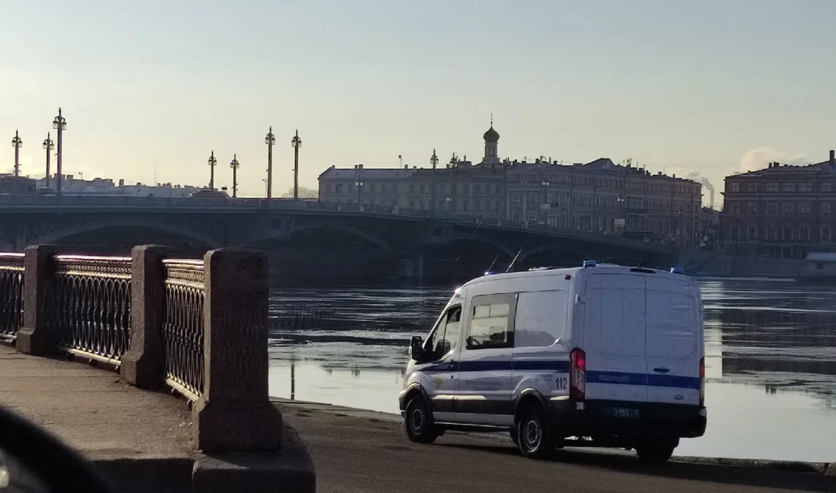 Под Благовещенским мостом найдено тело неизвестного | Телеканал  Санкт-Петербург