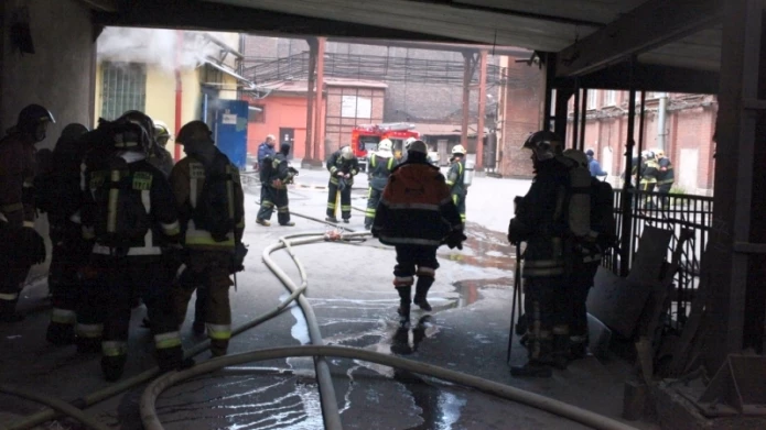 Пожар на складе с бумагой в Петербурге локализован - tvspb.ru