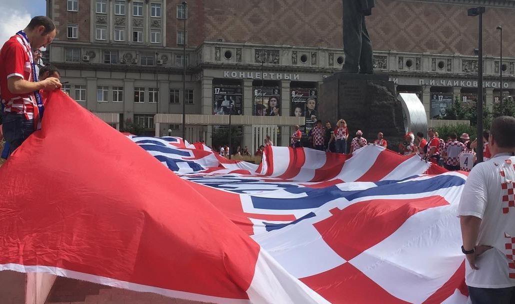 Хорватские болельщики развернули баннер «Спасибо, Россия» в центре Москвы