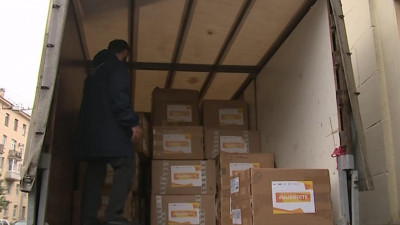 Городской станции скорой помощи волонтеры ОНФ передали 75 коробок с масками и бахилами