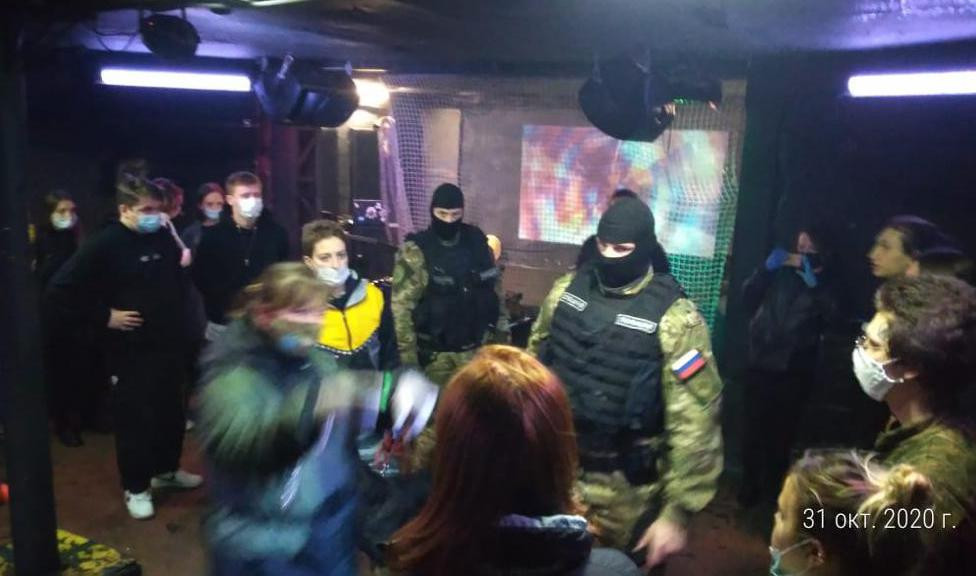 В нелегально работавших ночных клубах Петербурга нашли сигареты с марихуаной