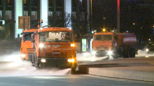 Дорожники начали мыть петербургские улицы по ночам