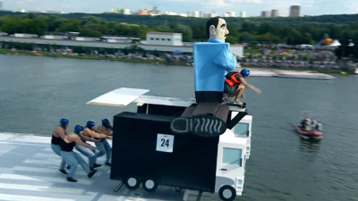 «Шпагат» и «фрикадельки» в небе. Чем удивил чемпионат самодельных летательных аппаратов Flugtag