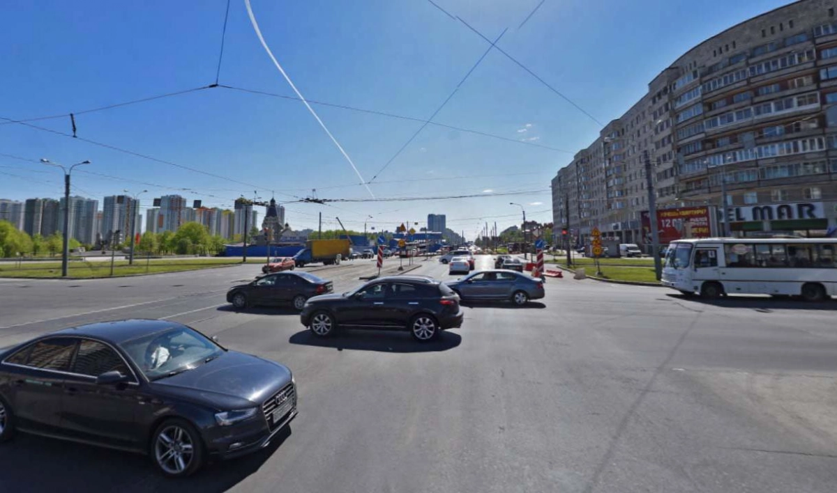 На Бухарестской улице восстановили прежнюю схему движения транспорта - tvspb.ru