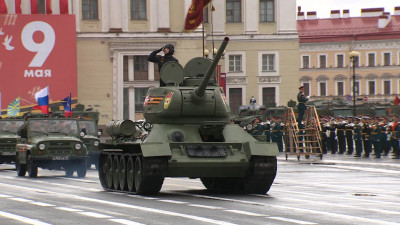 Более 4 тысяч военных приняли участие в генеральной репетиции парада Победы на Дворцовой площади