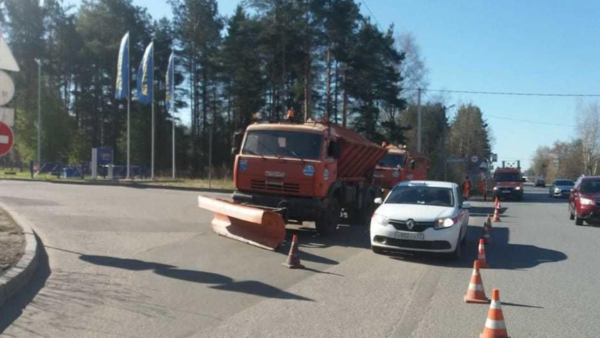 Во Всеволожске дорожные службы перекрыли дорогу к гипермаркету | Телеканал  Санкт-Петербург