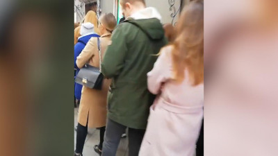 Из-за падения курса рубля петербуржцы выстроились в очереди за валютой