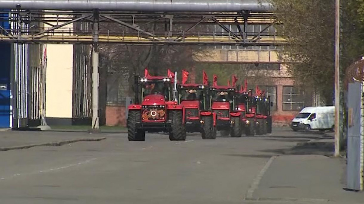 Кировский завод отмечает День Победы парадом тракторов | Телеканал  Санкт-Петербург