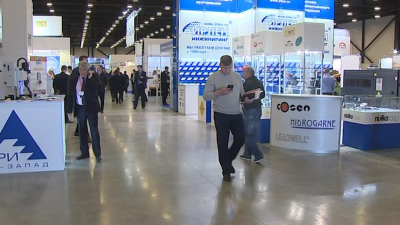 На технической ярмарке в «Экспофоруме» показали десятки роботов для промышленности России