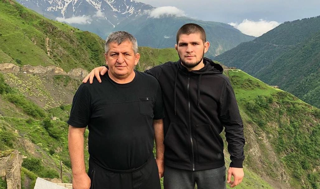 Отец Нурмагомедова пообещал наказать Хабиба за драку после боя - tvspb.ru