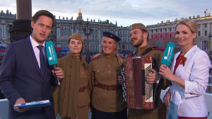 Молодые участники «Бессмертного полка» рассказали на Дворцовой о героях Великой Отечественной войны