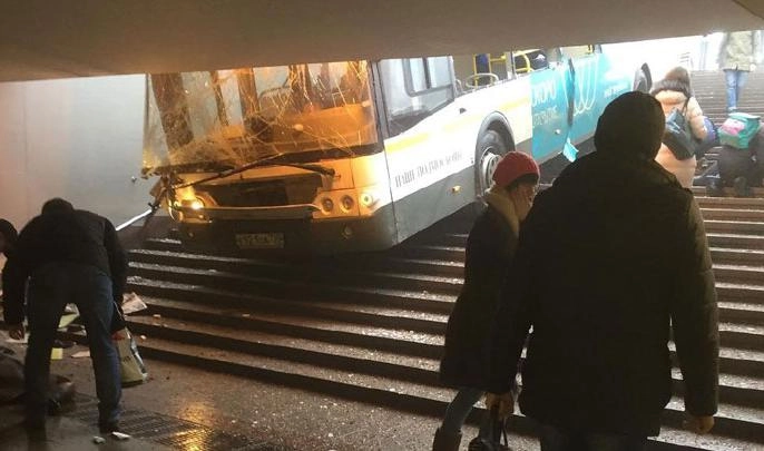 Водитель автобуса, въехавшего в подземный переход в Москве, предстанет перед судом - tvspb.ru