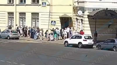 Очередь из петербуржцев выстроилась за вакциной у здания Цирка на Фонтанке — видео