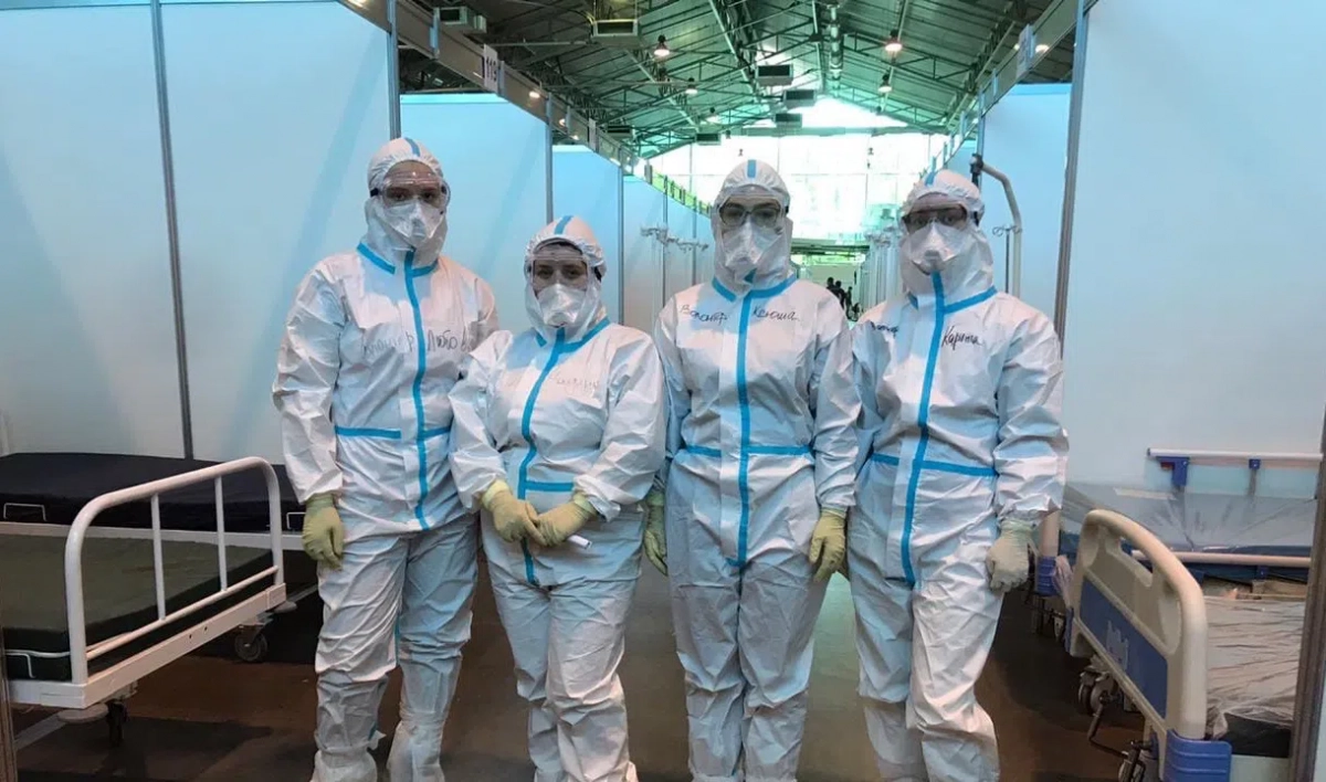 Десять волонтеров-медиков продолжают помогать врачам и пациентам в «Ленэкспо» - tvspb.ru