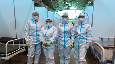 Десять волонтеров-медиков продолжают помогать врачам и пациентам в «Ленэкспо»