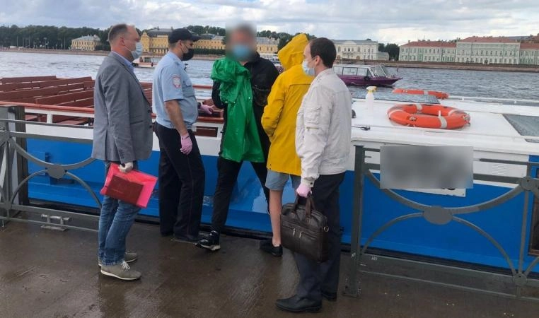 В акватории Невы сотрудники транспортной полиции выявили нарушения у 8 теплоходов - tvspb.ru