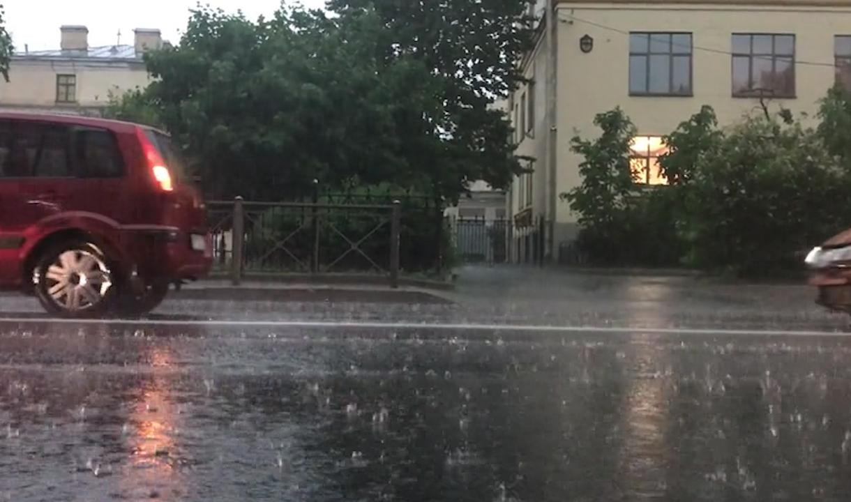 «Водоканал» готов к сильным грозам и дождям в Петербурге во второй половине дня