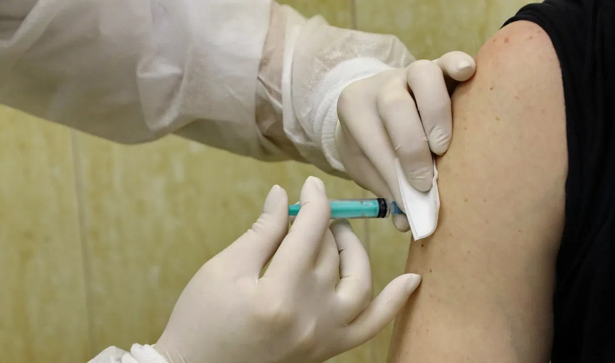 В Петербурге за сутки прививку от COVID-19 сделали почти 15 тысяч человек - tvspb.ru