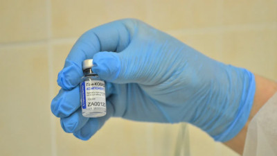 Эксперт развеял мифы об опасности вакцины от COVID