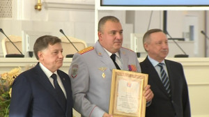 Губернатор и спикер ЗакСа поздравили полицейских с профессиональным праздником