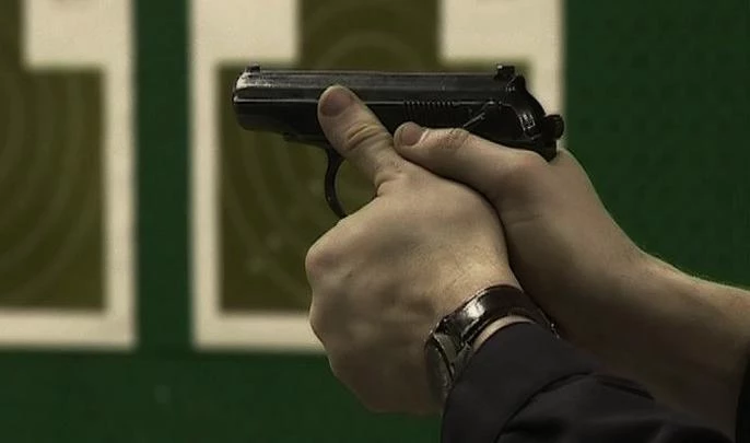 Мужчина с пистолетом требовал деньги у сотрудников турфирм, но успеха не добился - tvspb.ru