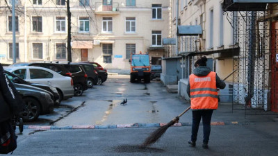 В Петербурге продолжается генеральная уборка