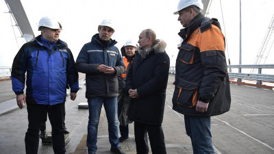 Путин предложил открыть Крымский мост к летнему сезону