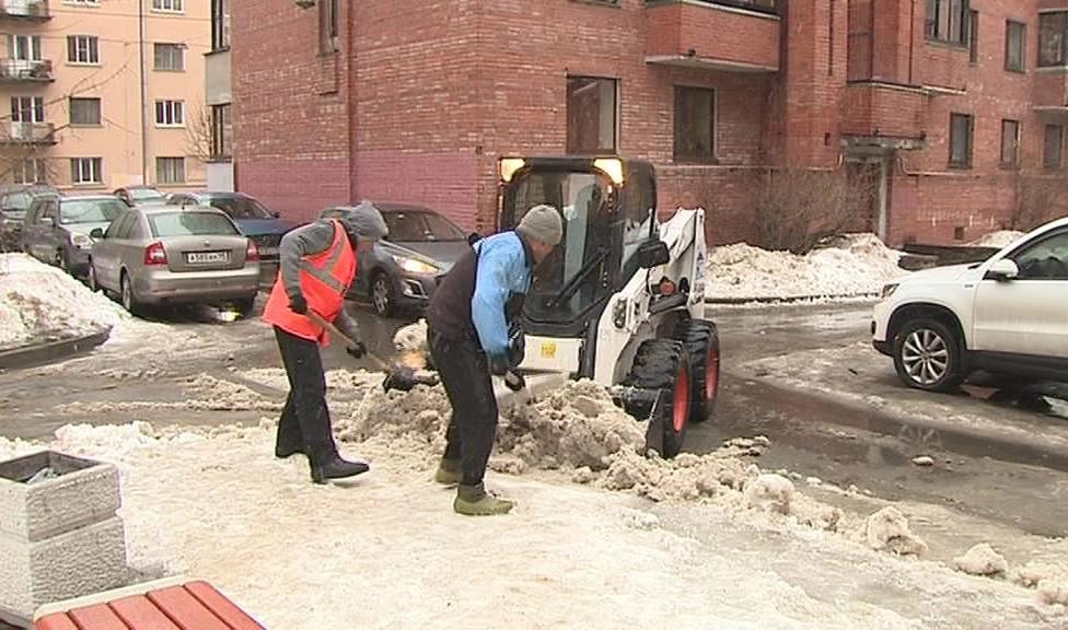 Более 10 тысяч квадратных метров тротуаров от снега и льда очистили в выходные - tvspb.ru