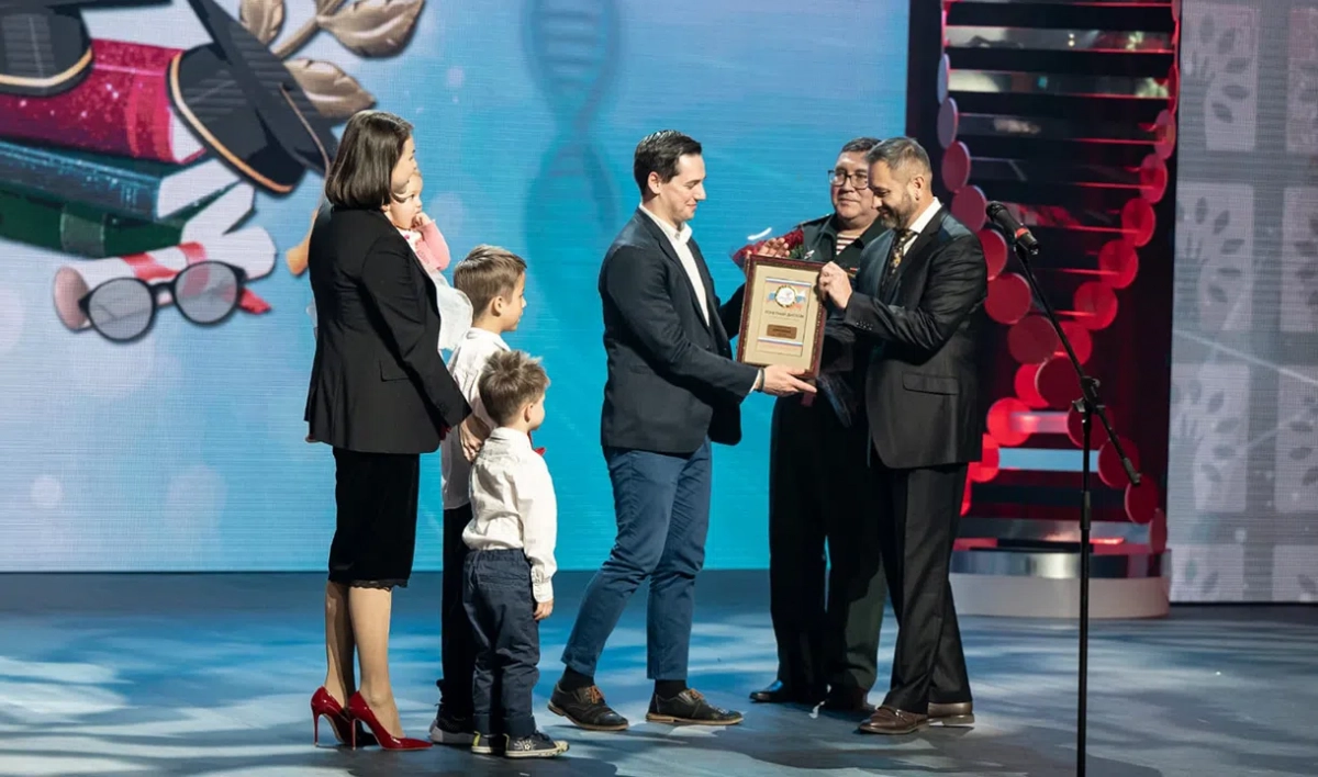 Многодетные родители из Петербурга победили во всероссийском конкурсе «Семья года» - tvspb.ru