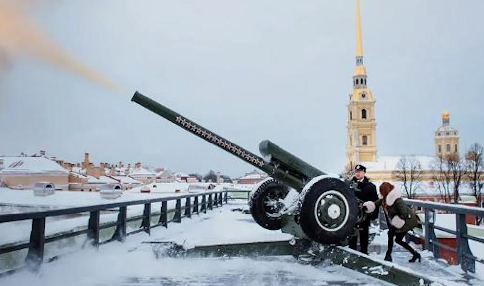 Выстрел сигнальной пушки в санкт петербурге время