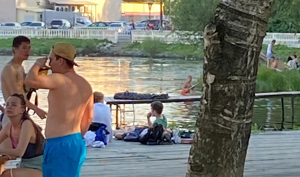 На Колтушском озере погиб молодой человек после прыжка с пирса - tvspb.ru