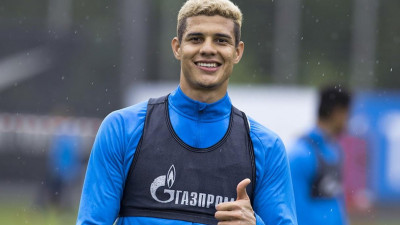 «Выучил слова «маска» и «перчатки»: Защитник «Зенита» Осорио рассказал о достижениях на карантине