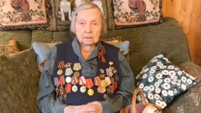 Ветеран из Петербурга Зинаида Корнева отправила носки в подарок Тому Муру