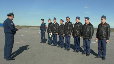 Летчики ЗВО провели наземную тренировку парада Победы в Петербурге