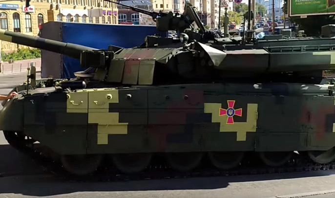 На репетиции парада в центре Киева танк заглох посреди дороги - tvspb.ru
