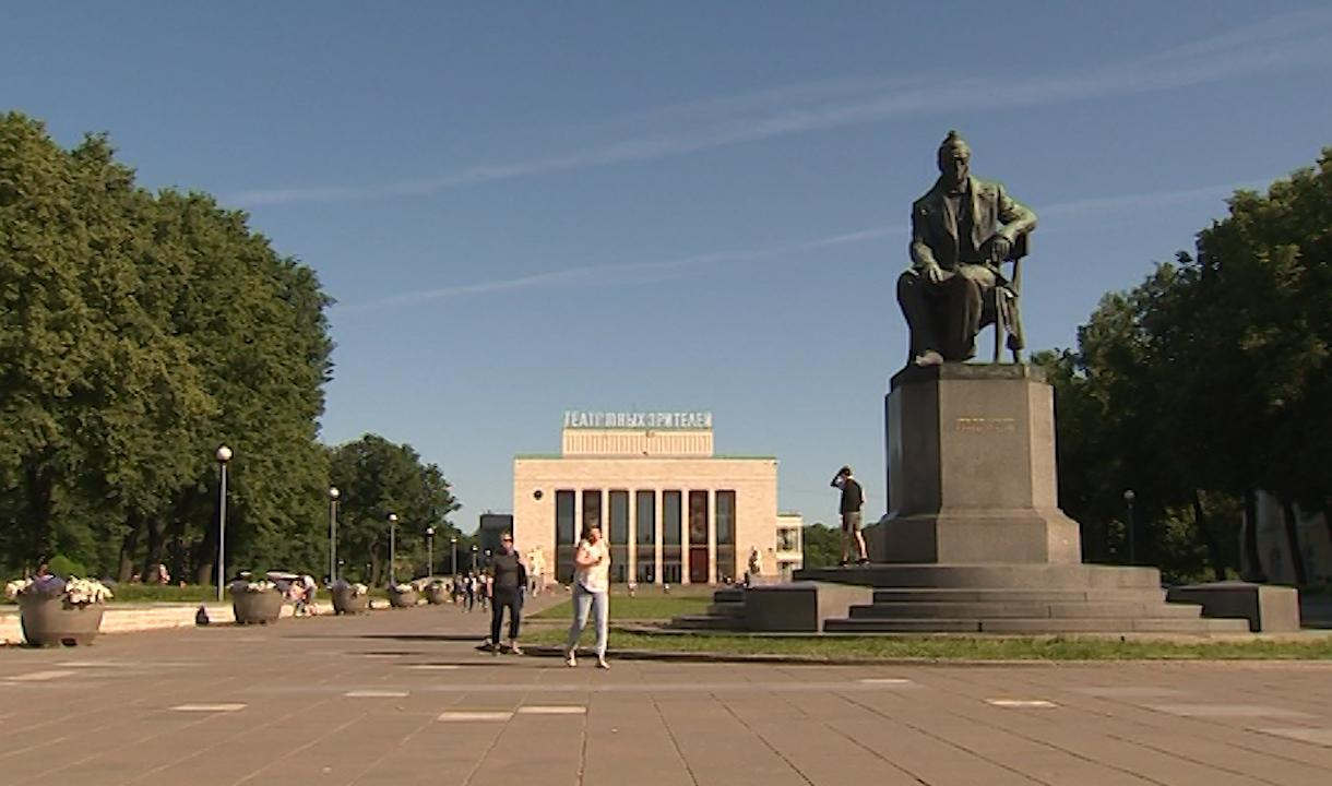 Зритель санкт петербурга. Сад театра юных зрителей. Сад ТЮЗ Санкт-Петербург. Театр юного зрителя СПБ. Памятник Брянцеву в СПБ У ТЮЗА.