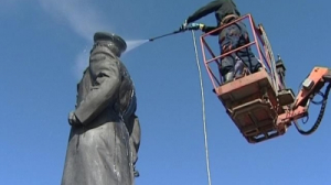 Блеск в канун праздника: на Аллее Героев в парке Победы привели в порядок памятники