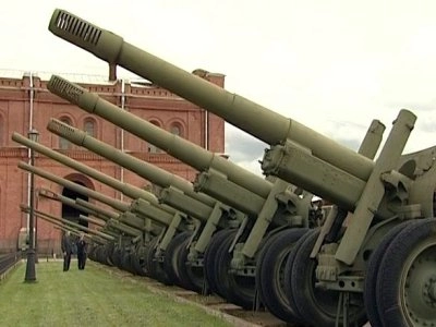 Музею артиллерии подарили уменьшенную копию памятника Михаилу Калашникову - tvspb.ru