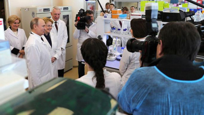 Путину в Петербурге показали возможности гибридной хирургии