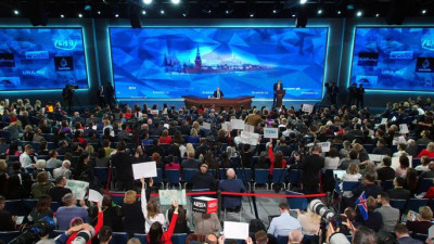 Как журналисты привлекали внимание и о чем спрашивали Путина на пресс-конференции