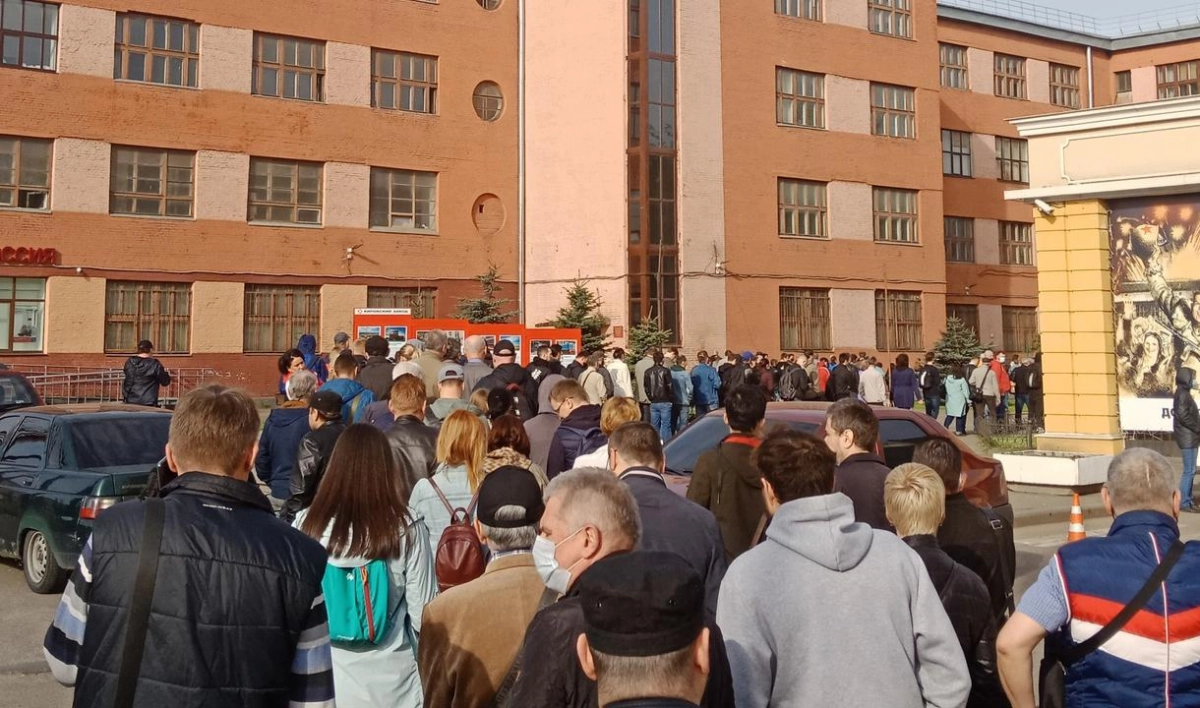 Поломка турникетов стала причиной утренней очереди на Кировском заводе - tvspb.ru