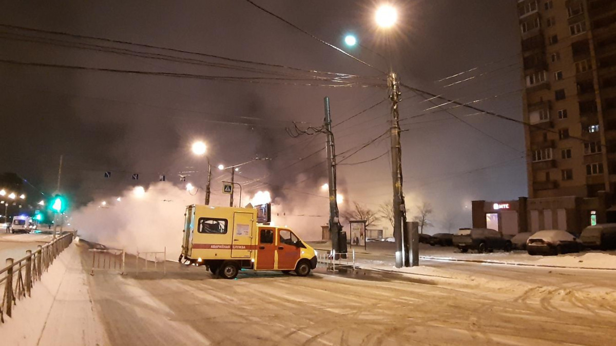 На проспекте Большевиков прорвало трубу с кипятком | Телеканал  Санкт-Петербург