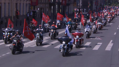 Колонна из 500 мотоциклистов проехала по центру Петербурга