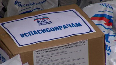 Волонтеры передали медикам второй горбольницы Петербурга продукты и маски