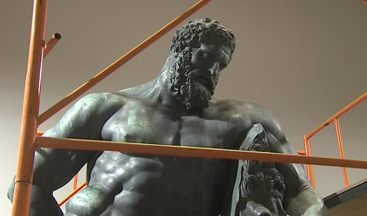 Как проходит реставрация скульптуры Геракла и Чесменской колонны ...